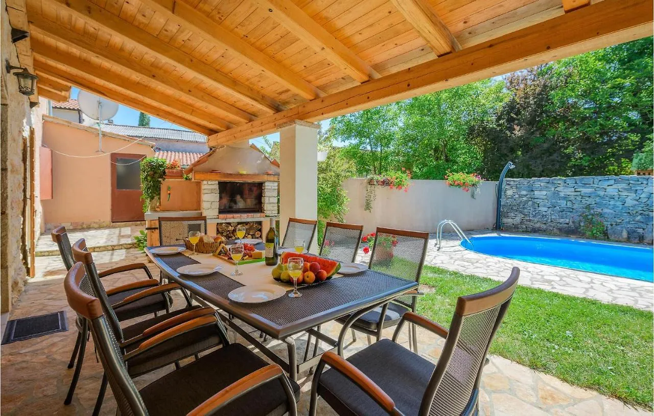 בית נופש Nice Home In Zminj With Wifi